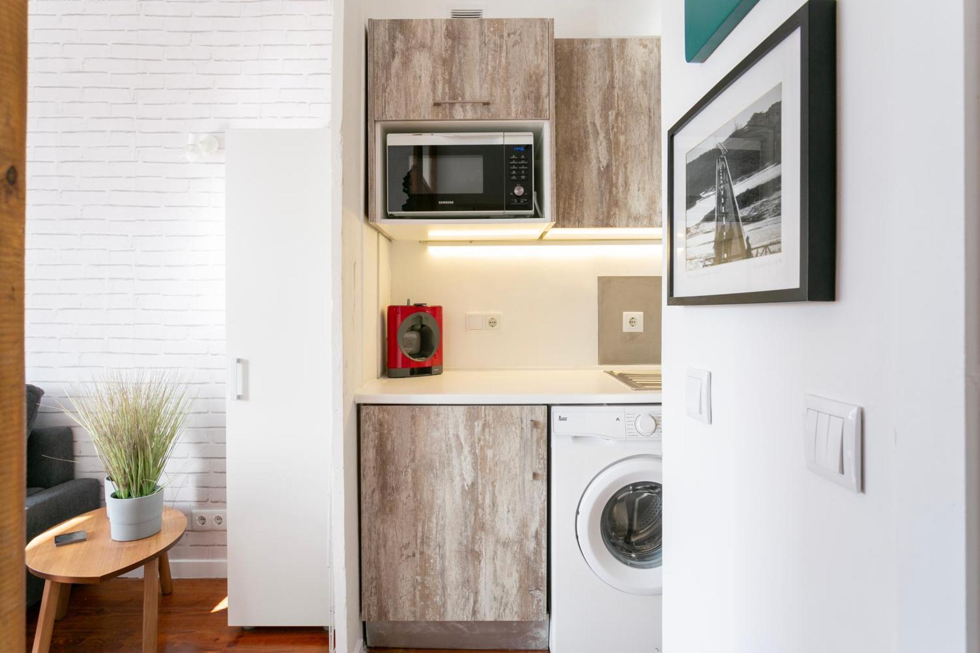 Cozy 1bdr Penthouse With Balcony! Apartment