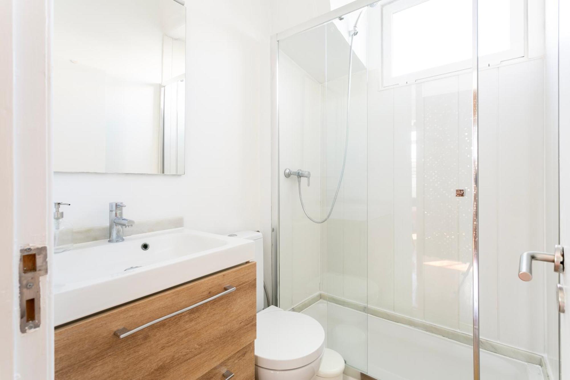 Apartment Cozy 1bdr Penthouse With Balcony! *