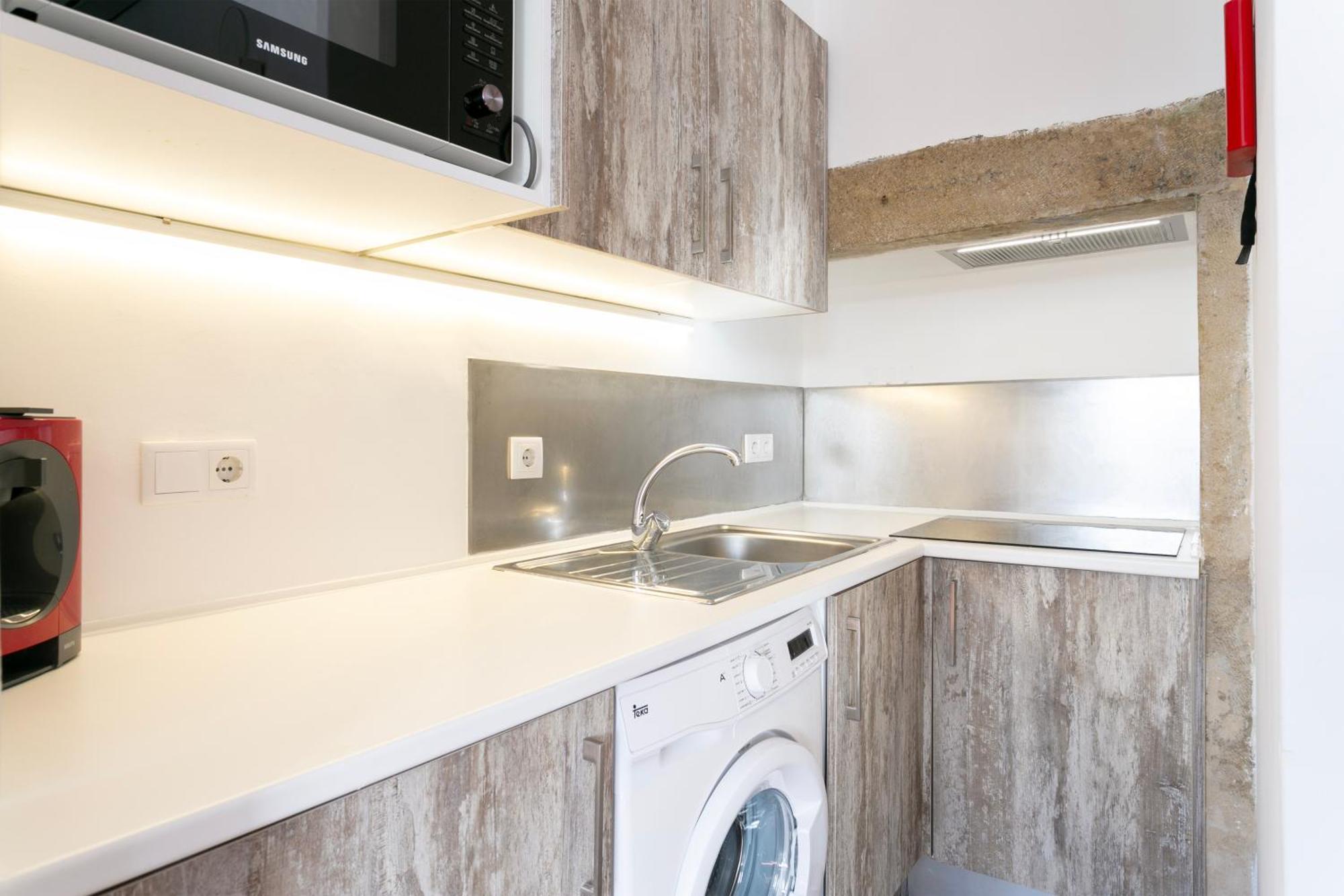 Cozy 1bdr Penthouse With Balcony! Apartment *
