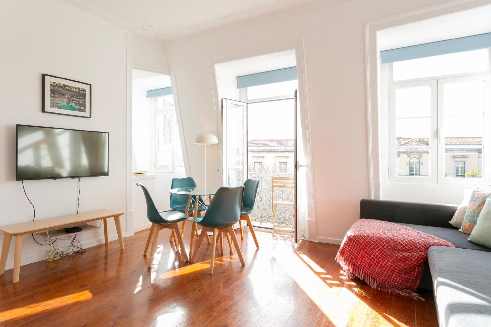 Cozy 1bdr Penthouse With Balcony! * Lissabon