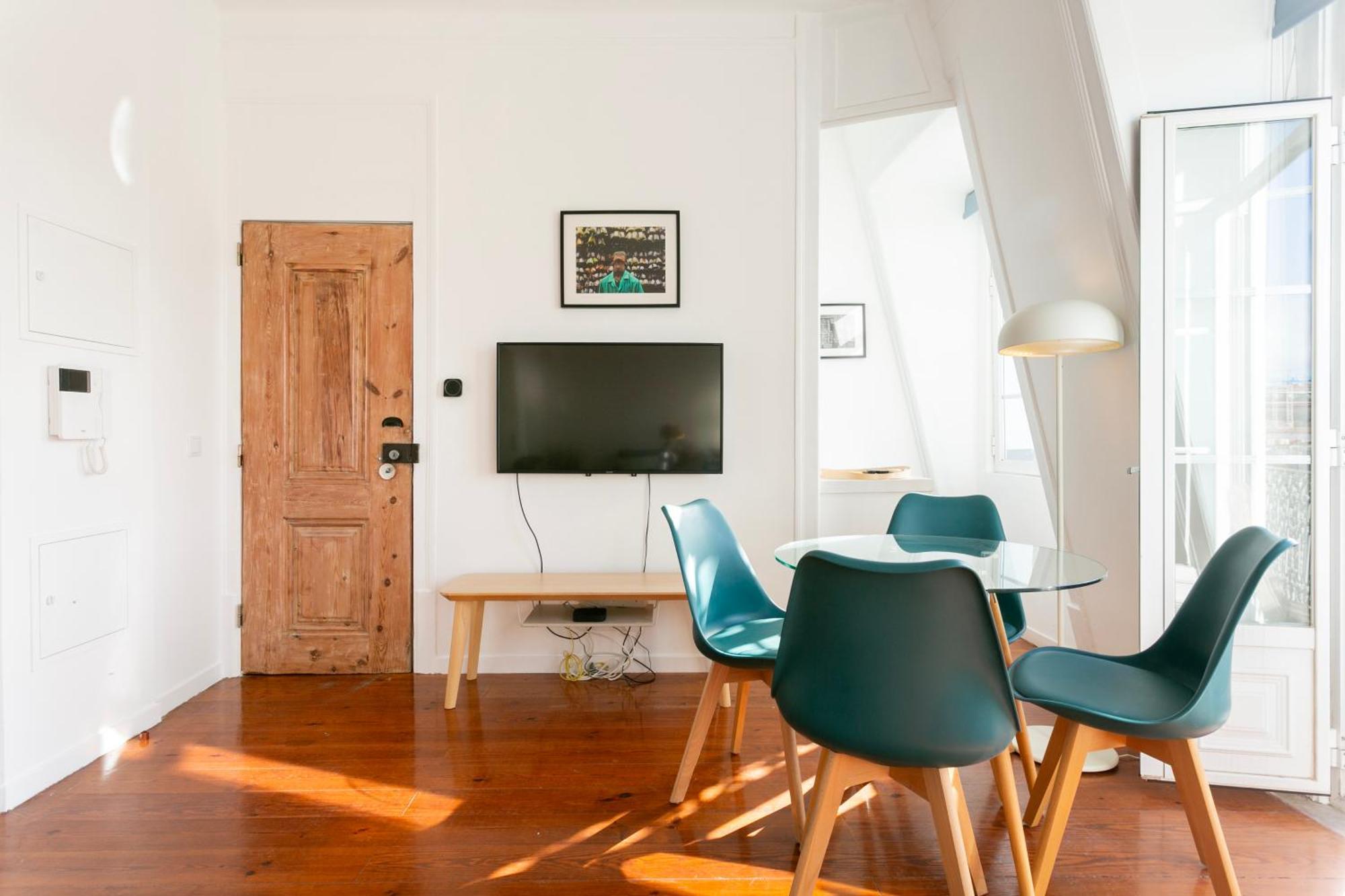 Apartment Cozy 1bdr Penthouse With Balcony!